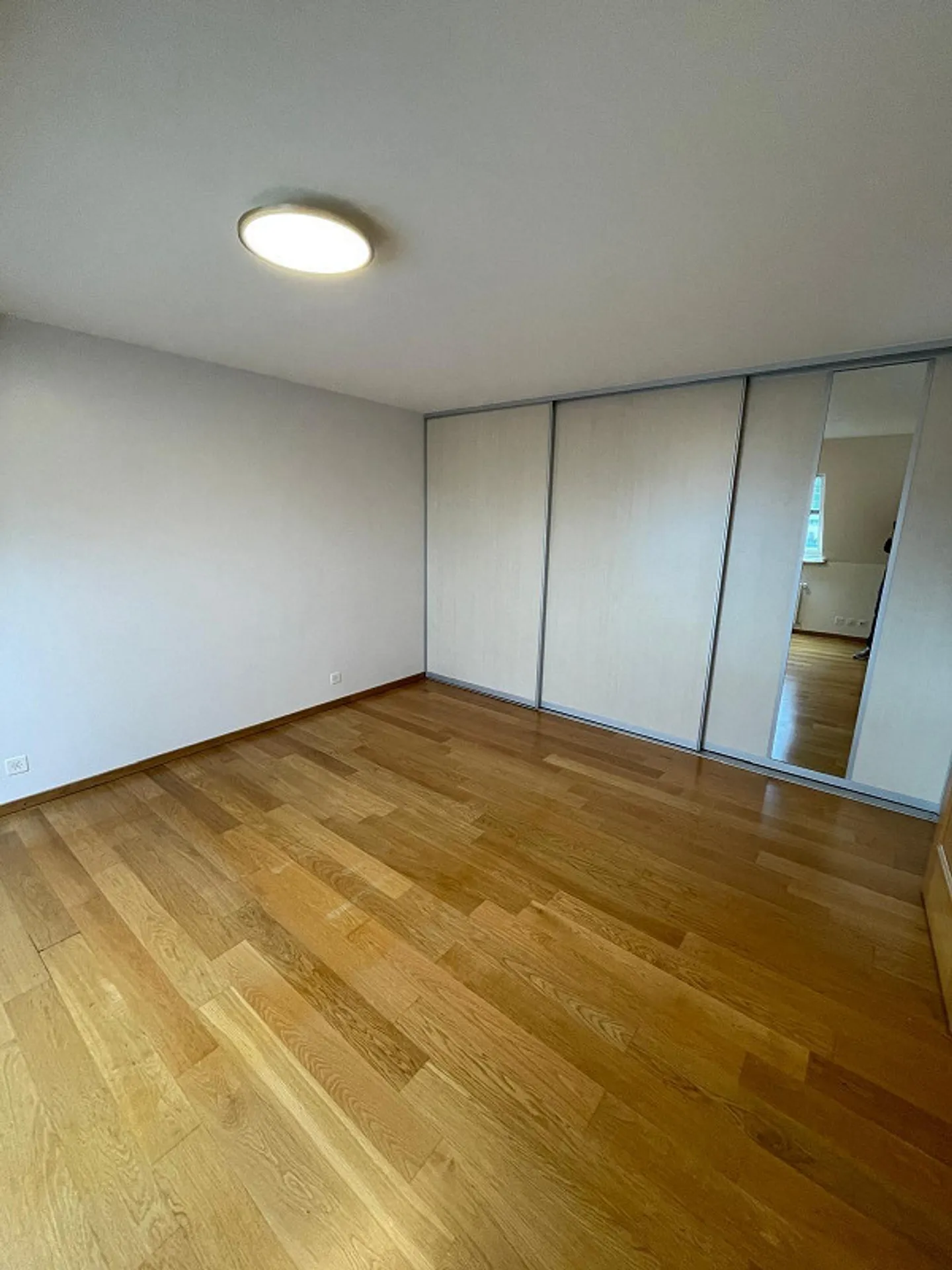 Appartamento di 3,5 stanze in un vecchio edificio da affittare all'ultimo piano - Foto 9 di 11
