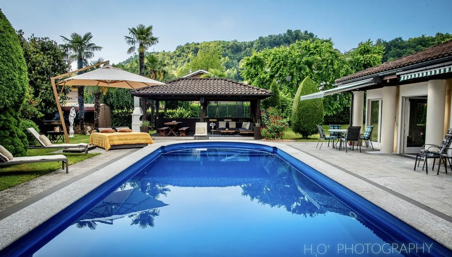 Villa exclusive avec piscine, jardin et vue sur les montagnes - Photo 2 sur 30
