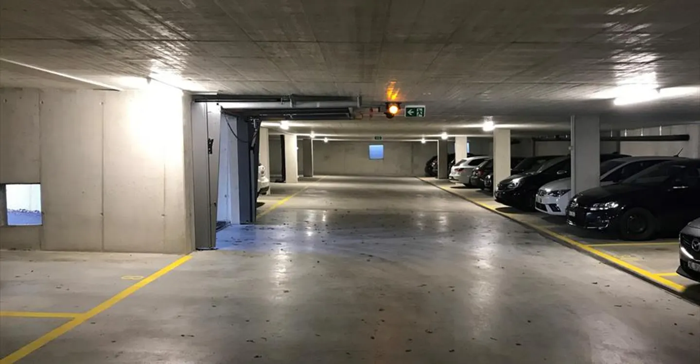 Indoor parking space number 33 - Photo 2 of 4