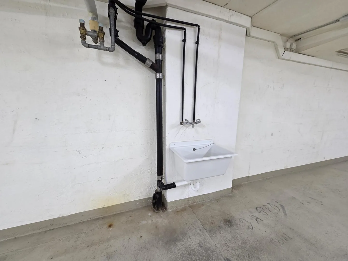 Versatile commercial space in a central location - Photo 5 of 6