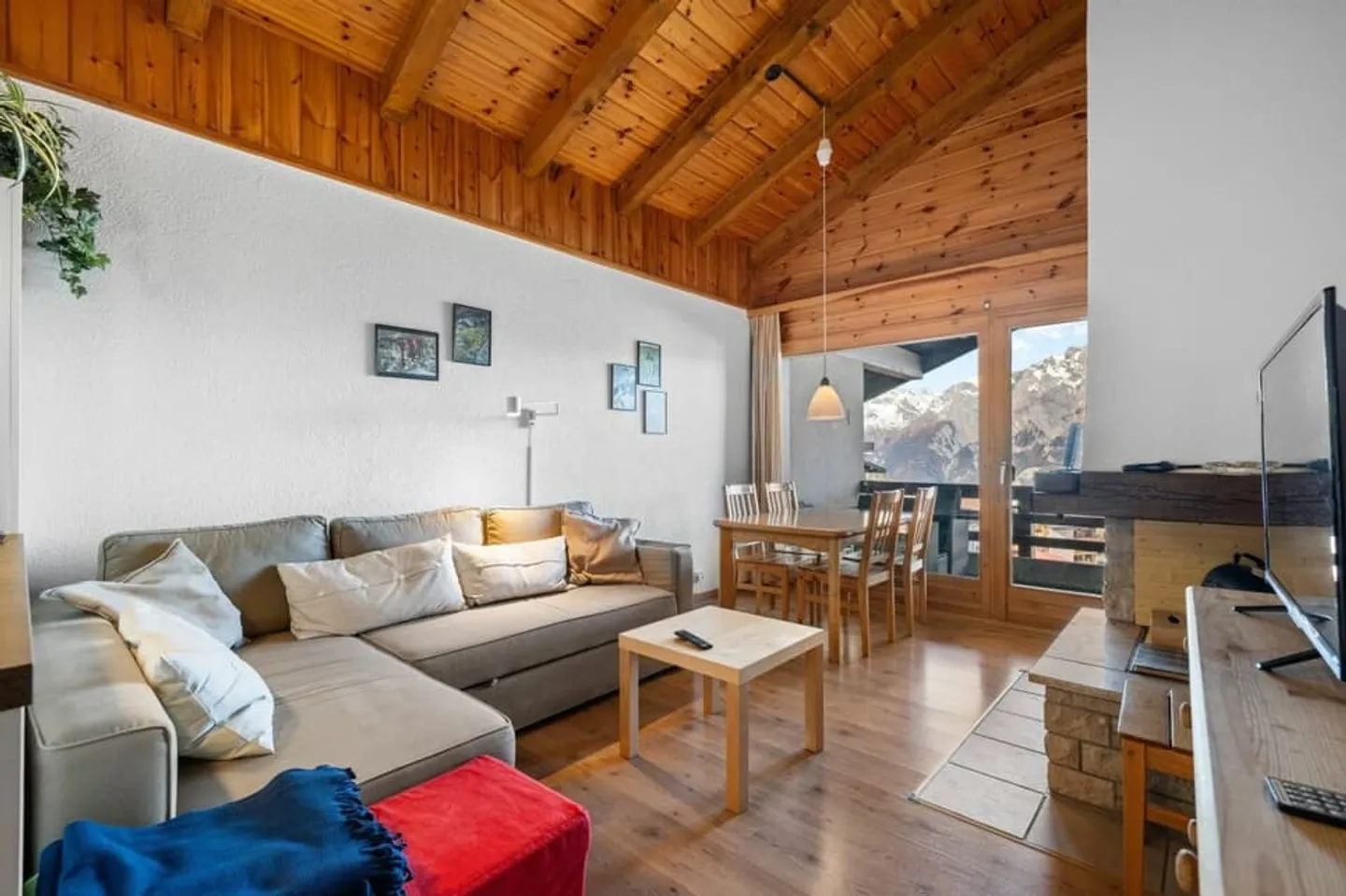 Beautiful attic apartment ski-in ski-out - Photo 2 of 13