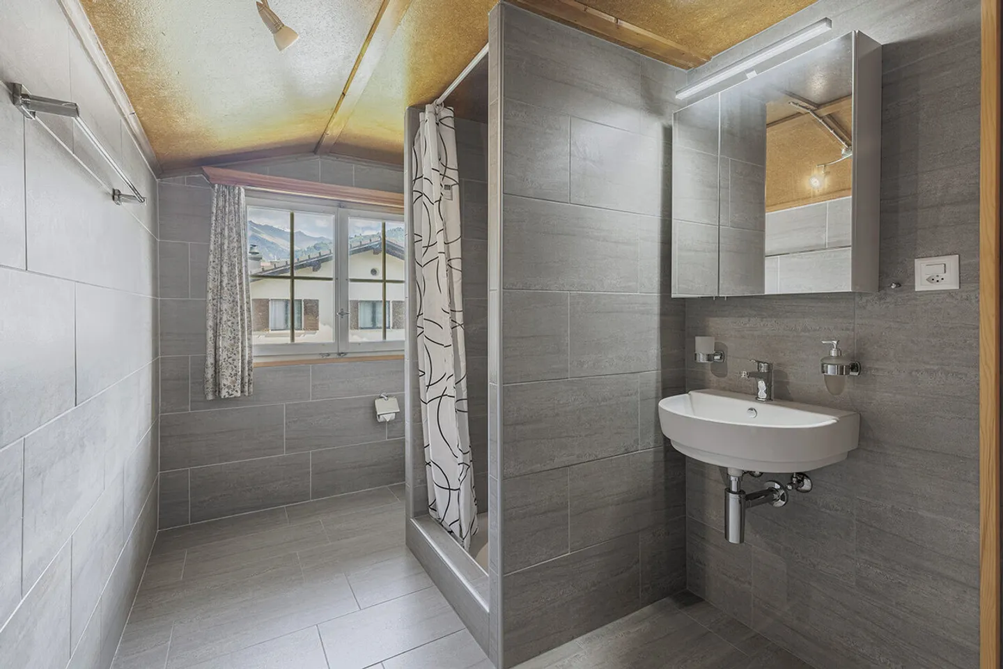 Charming Family Home with Garden - Photo 10 of 13