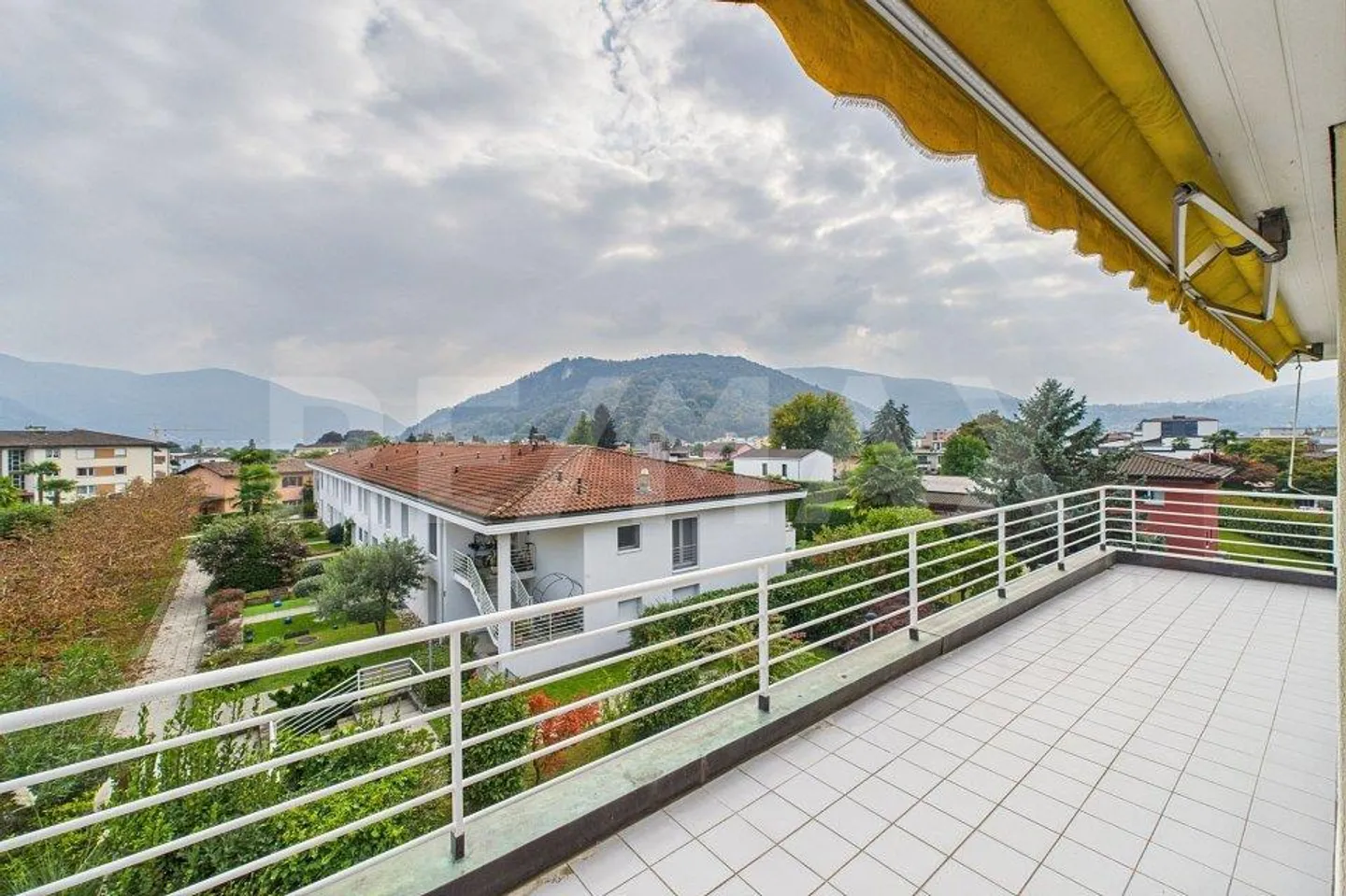 Appartement penthouse lumineux de 4 pièces à Caslano avec belle vue - Photo 1 sur 13