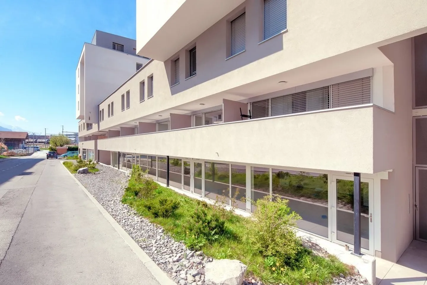 Gewerbliche Räumlichkeiten von 80 m2 sofort oder nach Vereinbarung zu vermieten - Foto 2 von 11