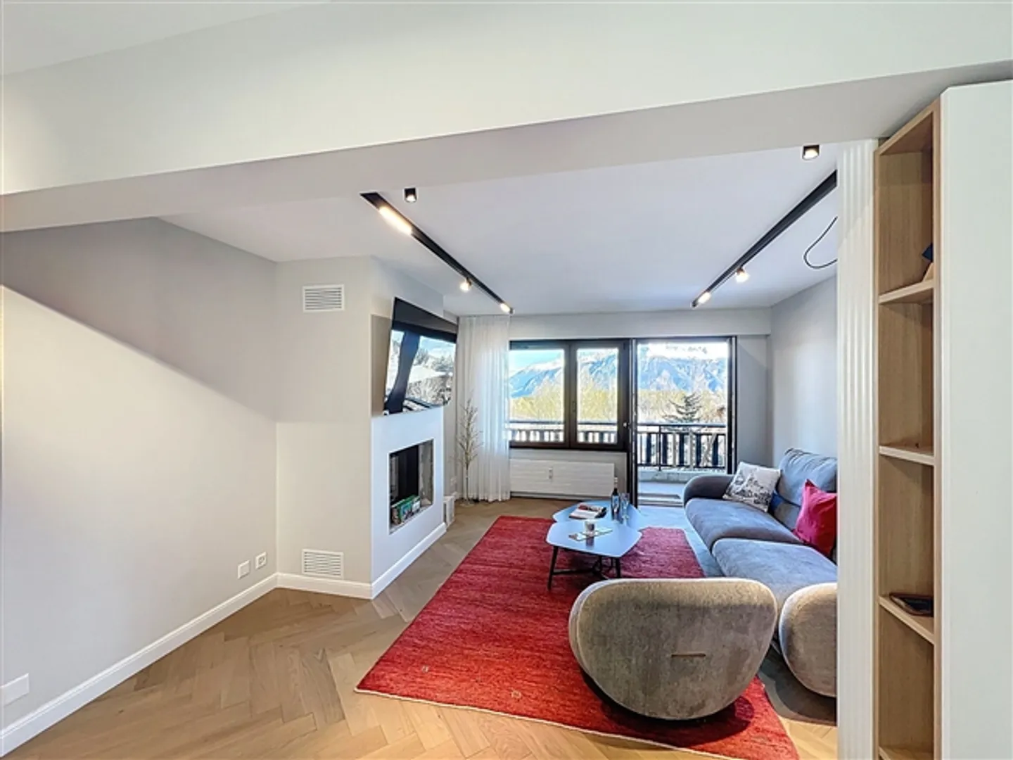 Bright 4.5-room apartment in the center of Crans-Montana - Photo 3 of 12