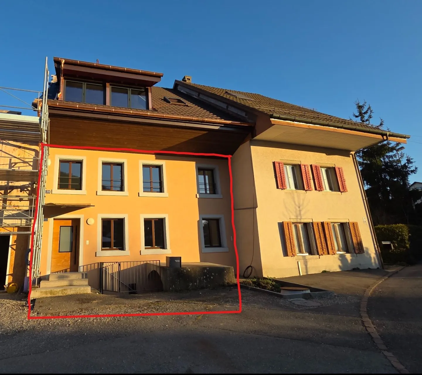 Appartement 5.5 pièces entièrement rénové avec entrée privée, véranda et cave voûtée - Photo 1 sur 14