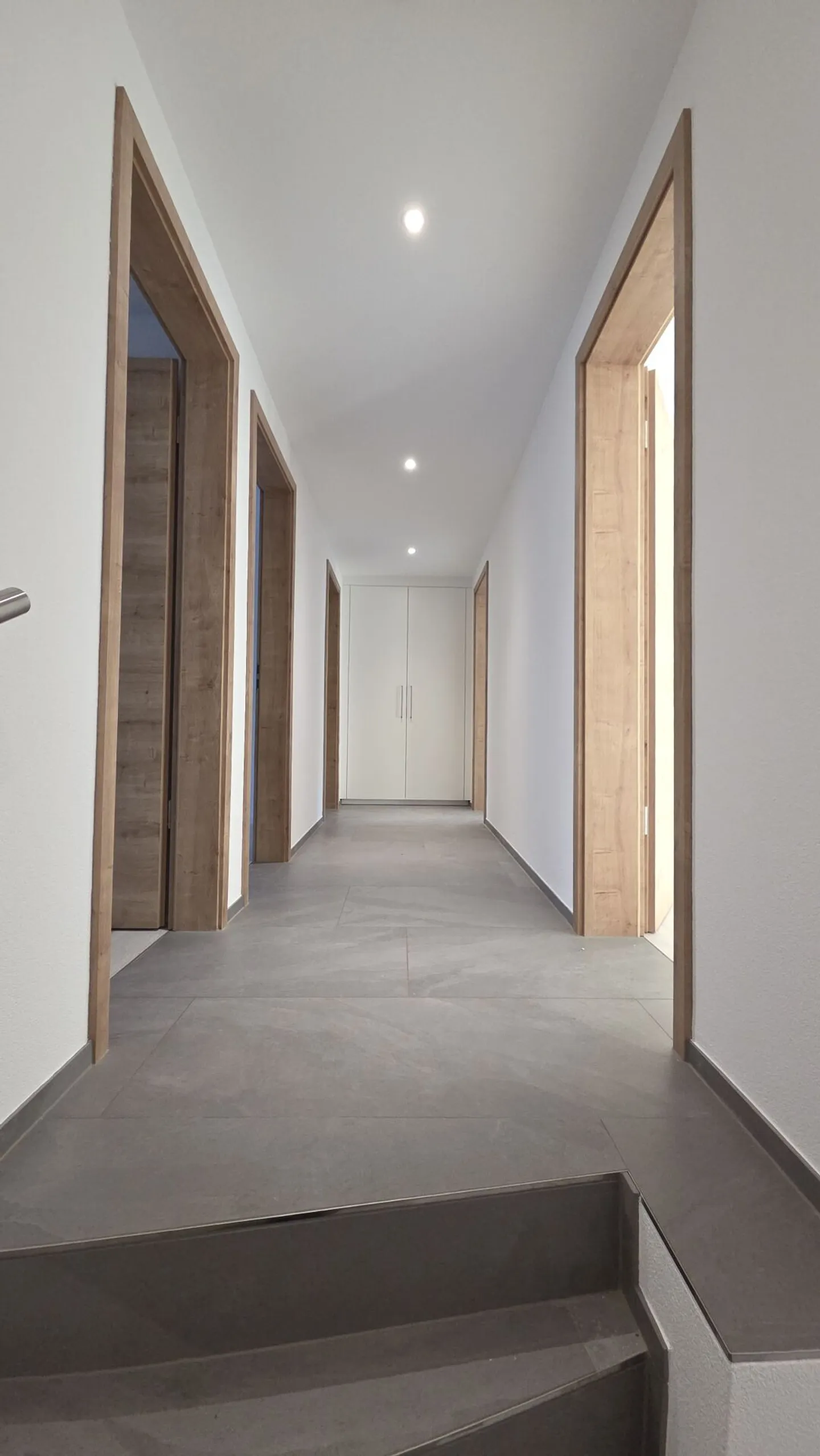 Appartement 5.5 pièces entièrement rénové avec entrée privée, véranda et cave voûtée - Photo 4 sur 14