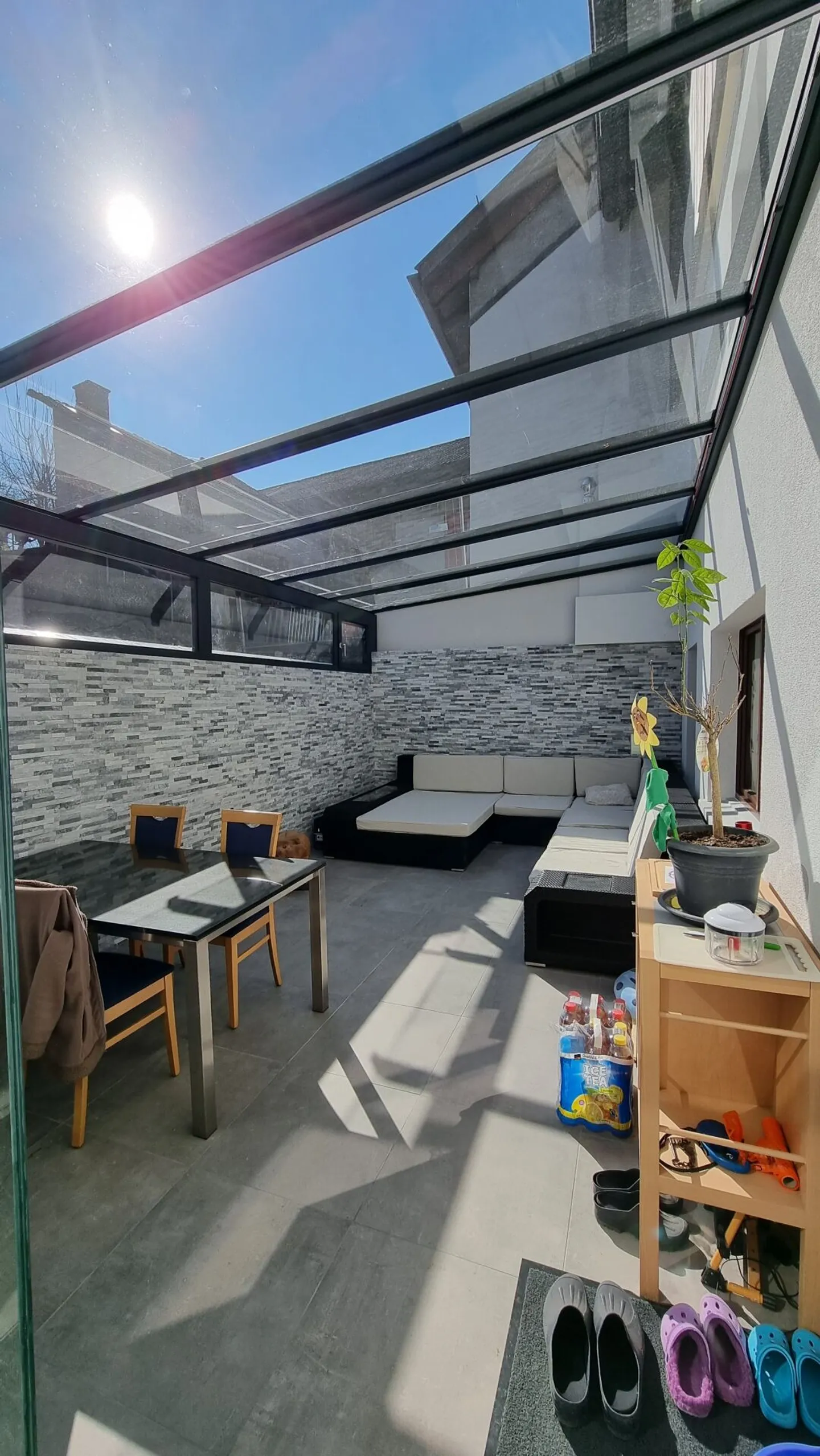 Appartement 5.5 pièces entièrement rénové avec entrée privée, véranda et cave voûtée - Photo 10 sur 14