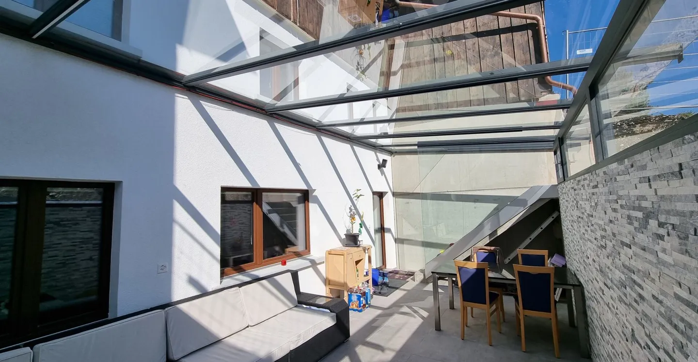 Appartement 5.5 pièces entièrement rénové avec entrée privée, véranda et cave voûtée - Photo 11 sur 14