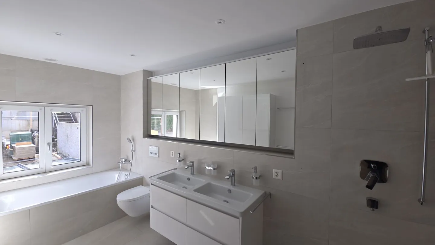 Appartement 5.5 pièces entièrement rénové avec entrée privée, véranda et cave voûtée - Photo 7 sur 14