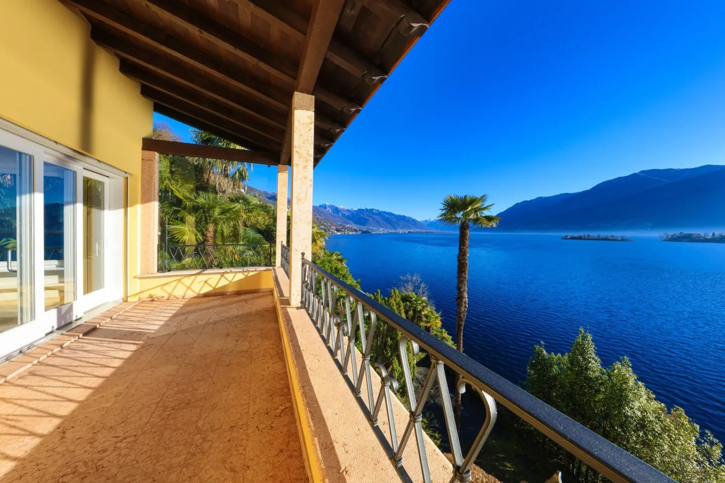 Attico esclusivo con vista lago non ostacolata e accesso privato al lago - Foto 1 di 9