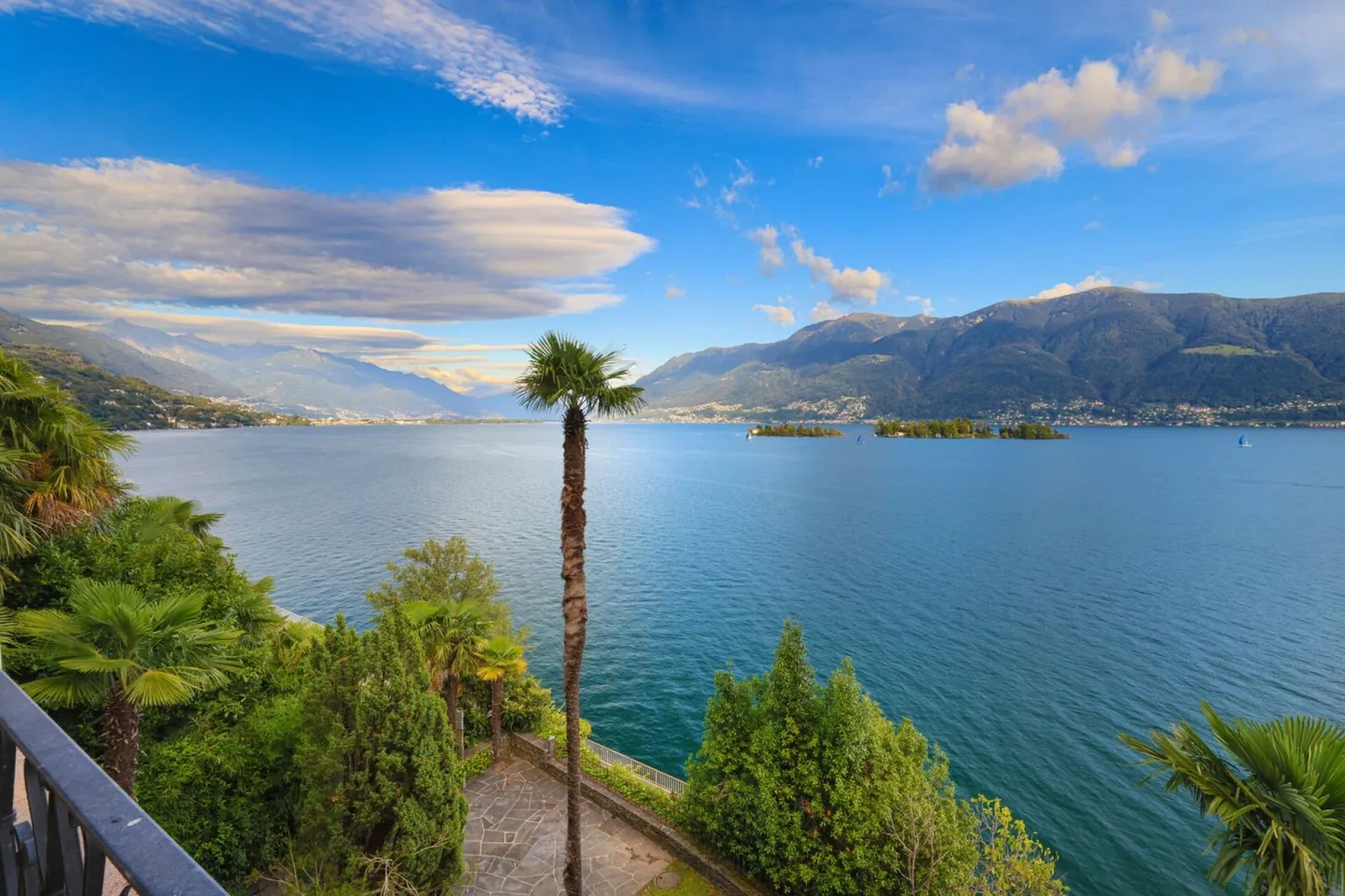 Attico esclusivo con vista lago non ostacolata e accesso privato al lago - Foto 2 di 9