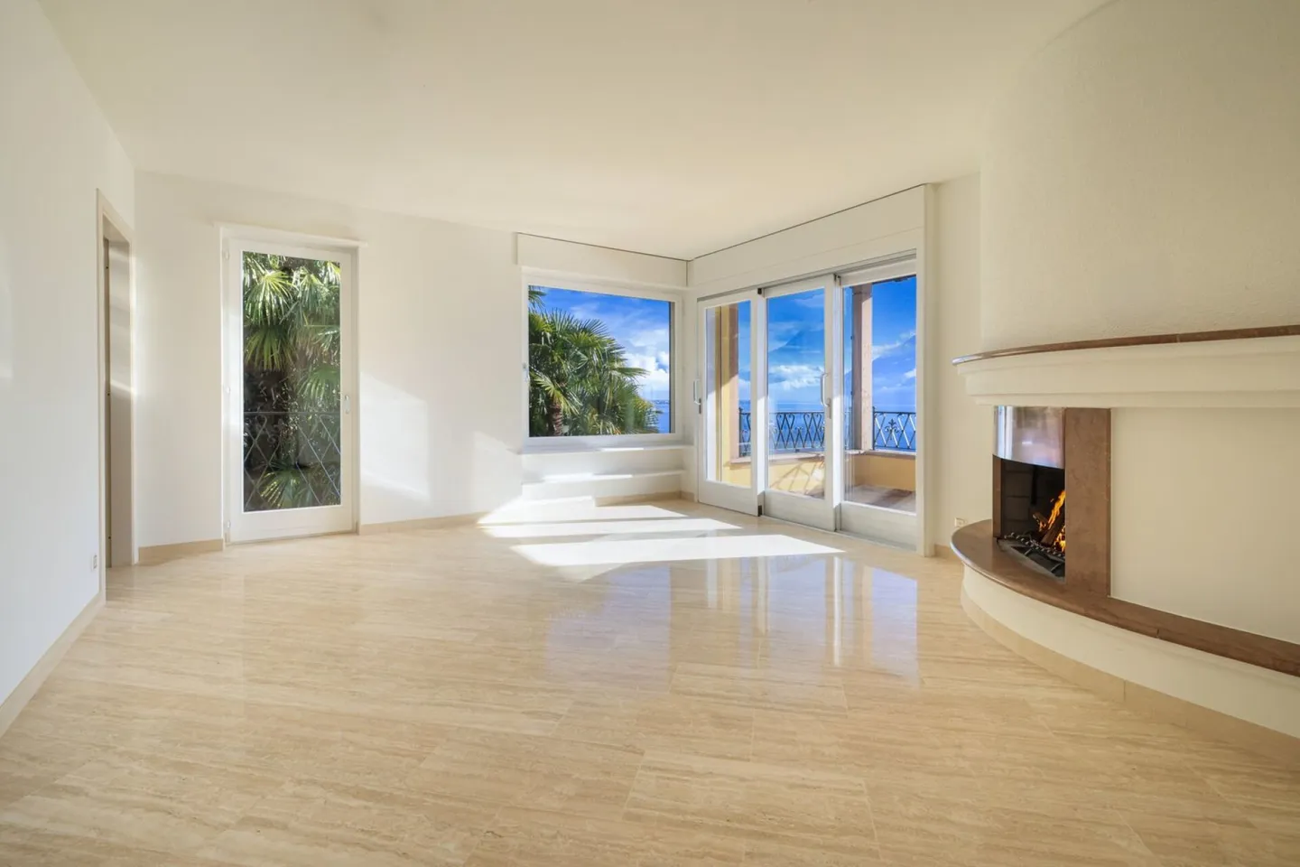 Attico esclusivo con vista lago non ostacolata e accesso privato al lago - Foto 3 di 9