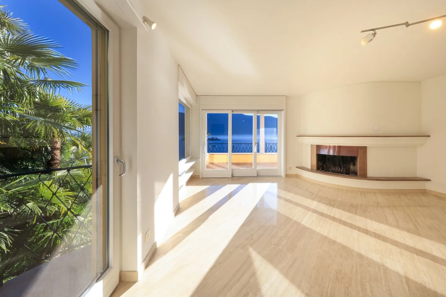Attico esclusivo con vista lago non ostacolata e accesso privato al lago - Foto 4 di 9