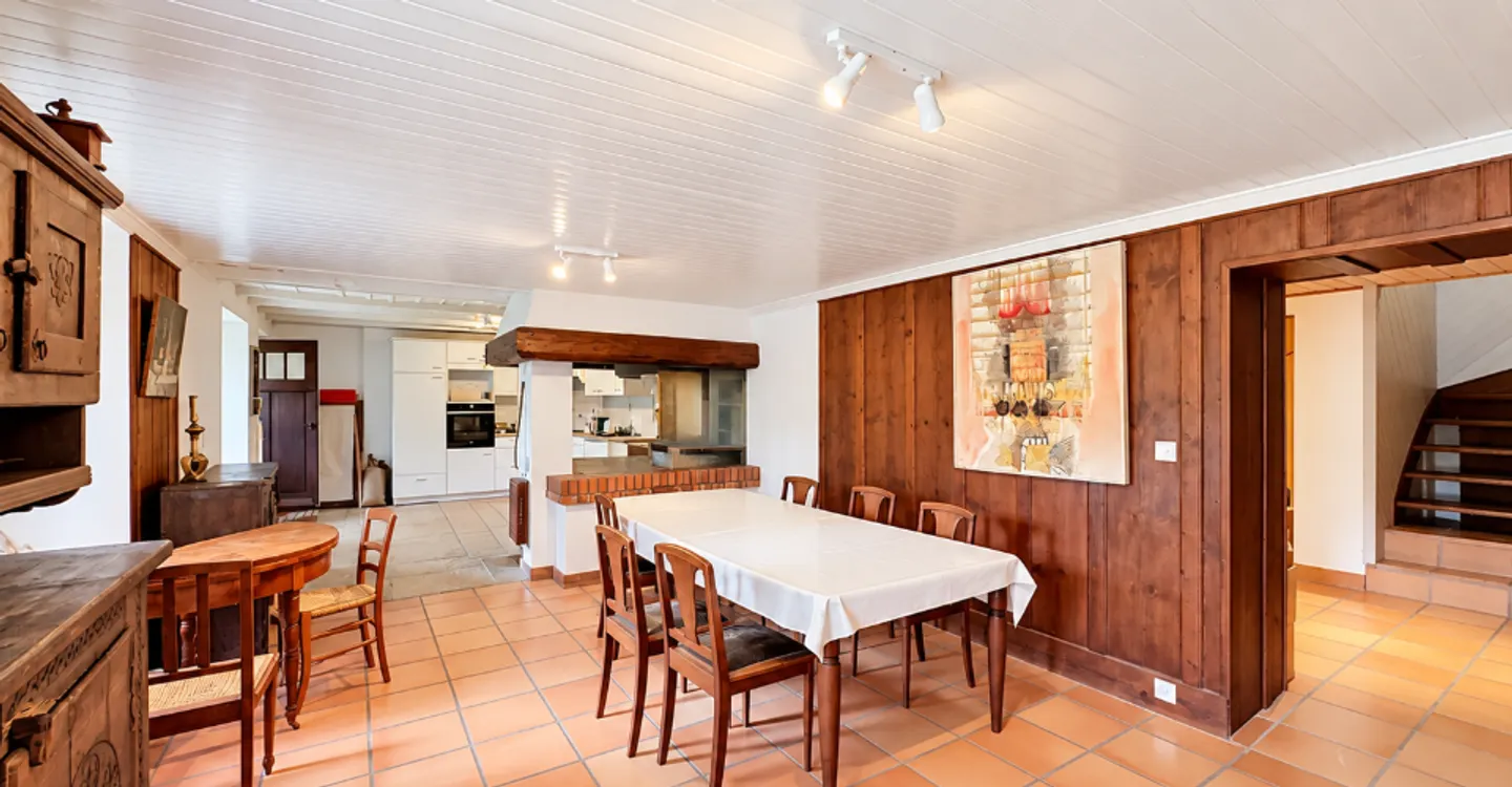 House with multiple possibilities in a green setting - Photo 2 of 11