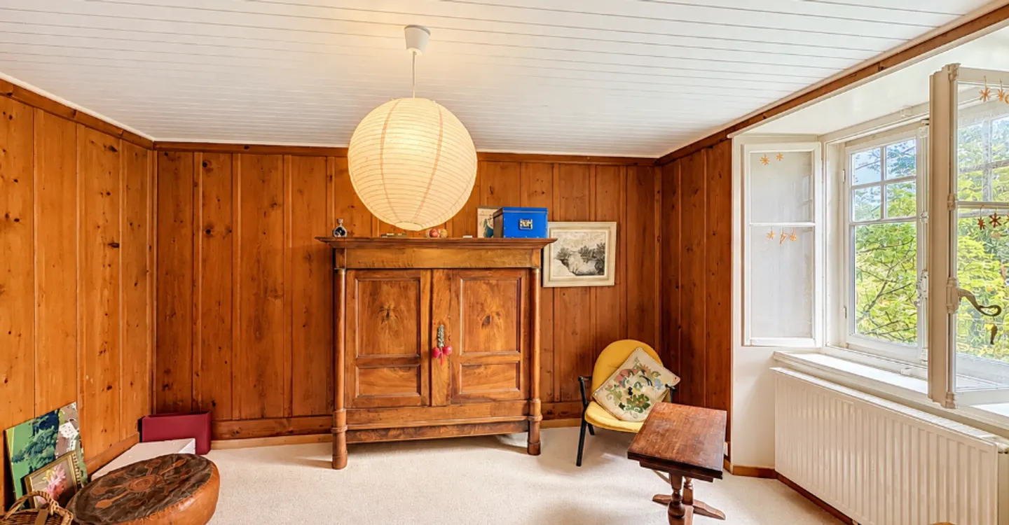 House with multiple possibilities in a green setting - Photo 3 of 11