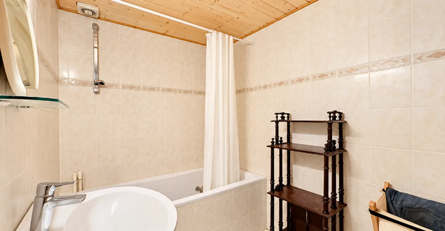 House with multiple possibilities in a green setting - Photo 5 of 11