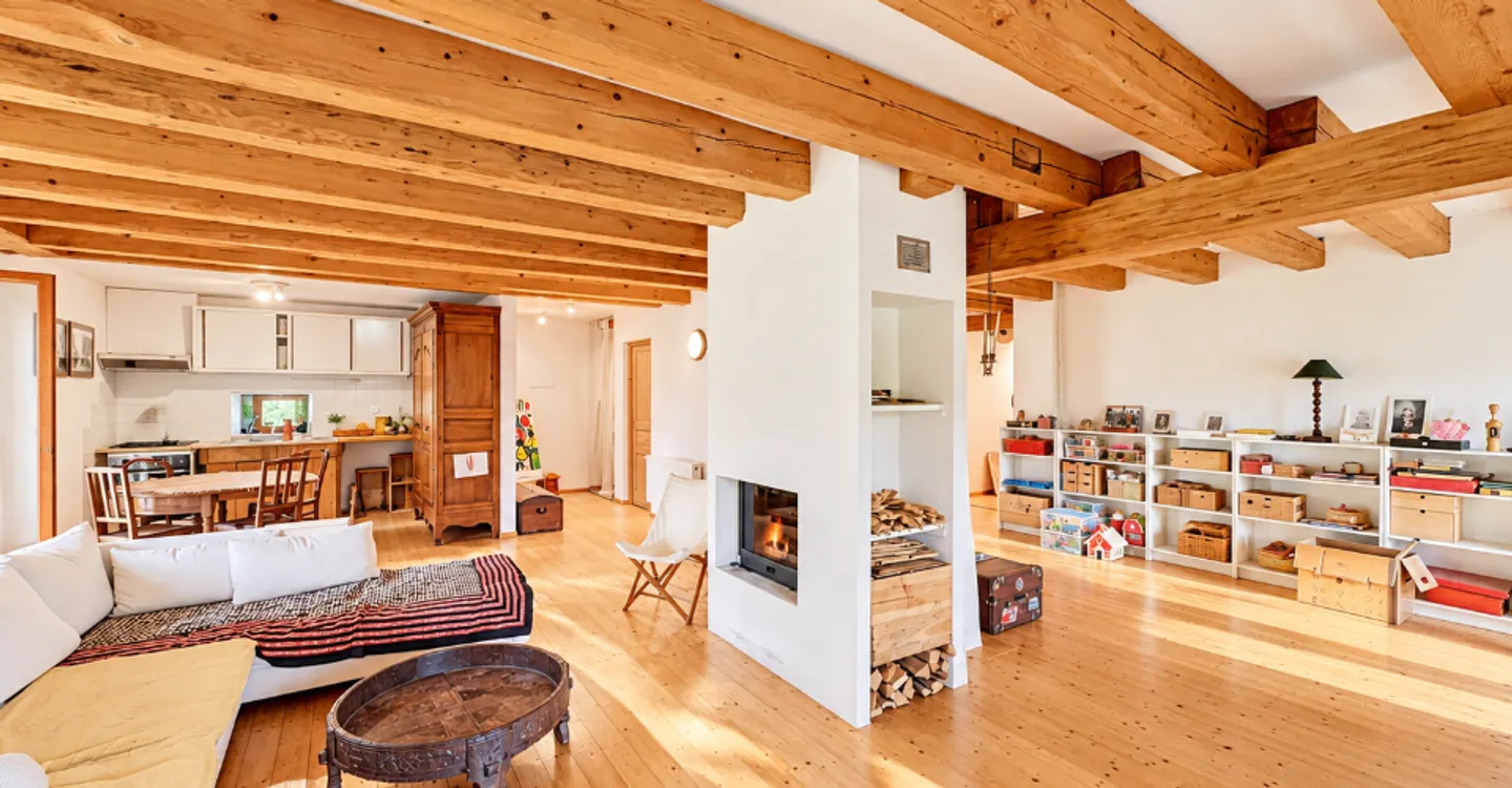 House with multiple possibilities in a green setting - Photo 6 of 11