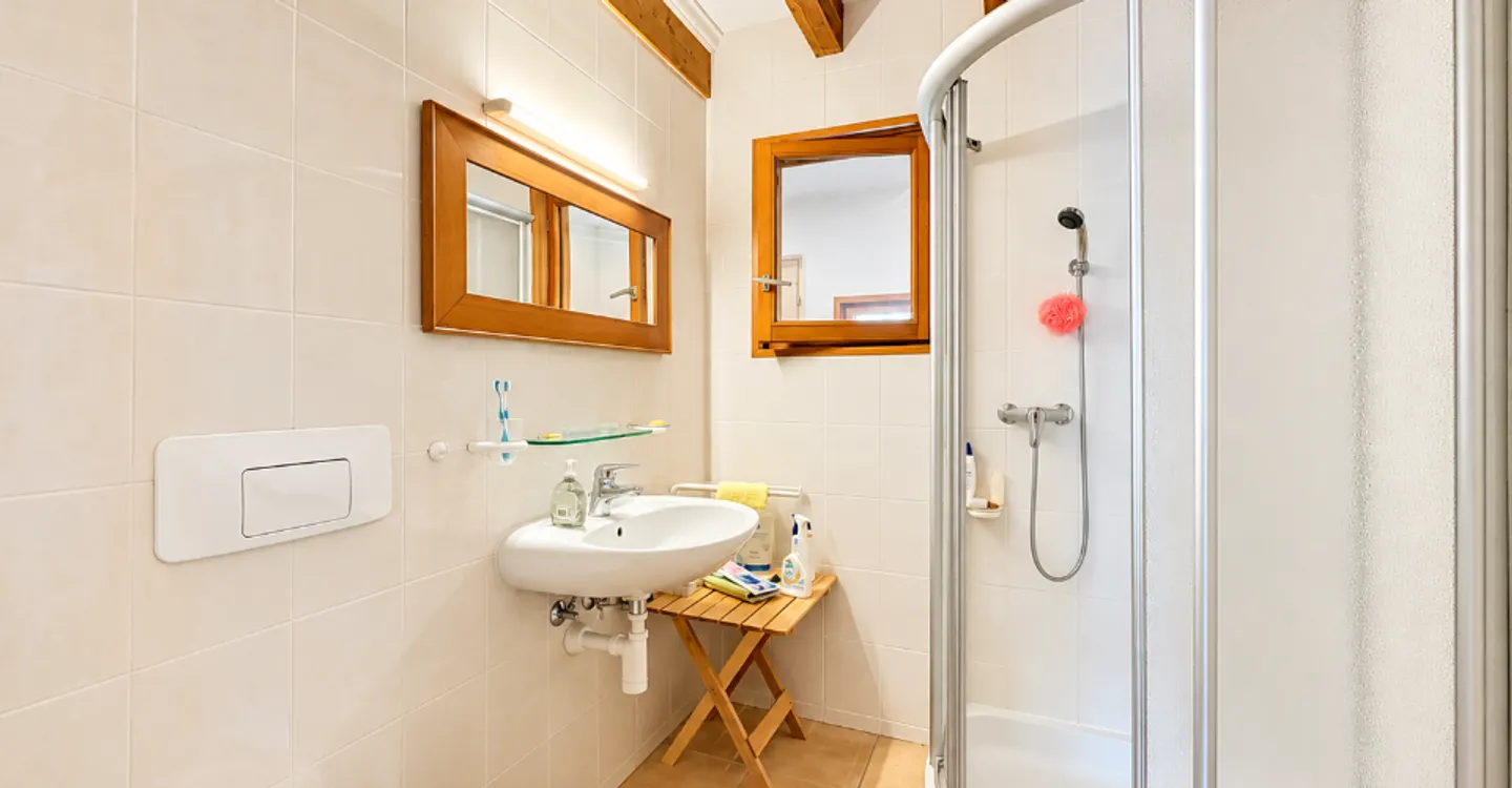 House with multiple possibilities in a green setting - Photo 10 of 11