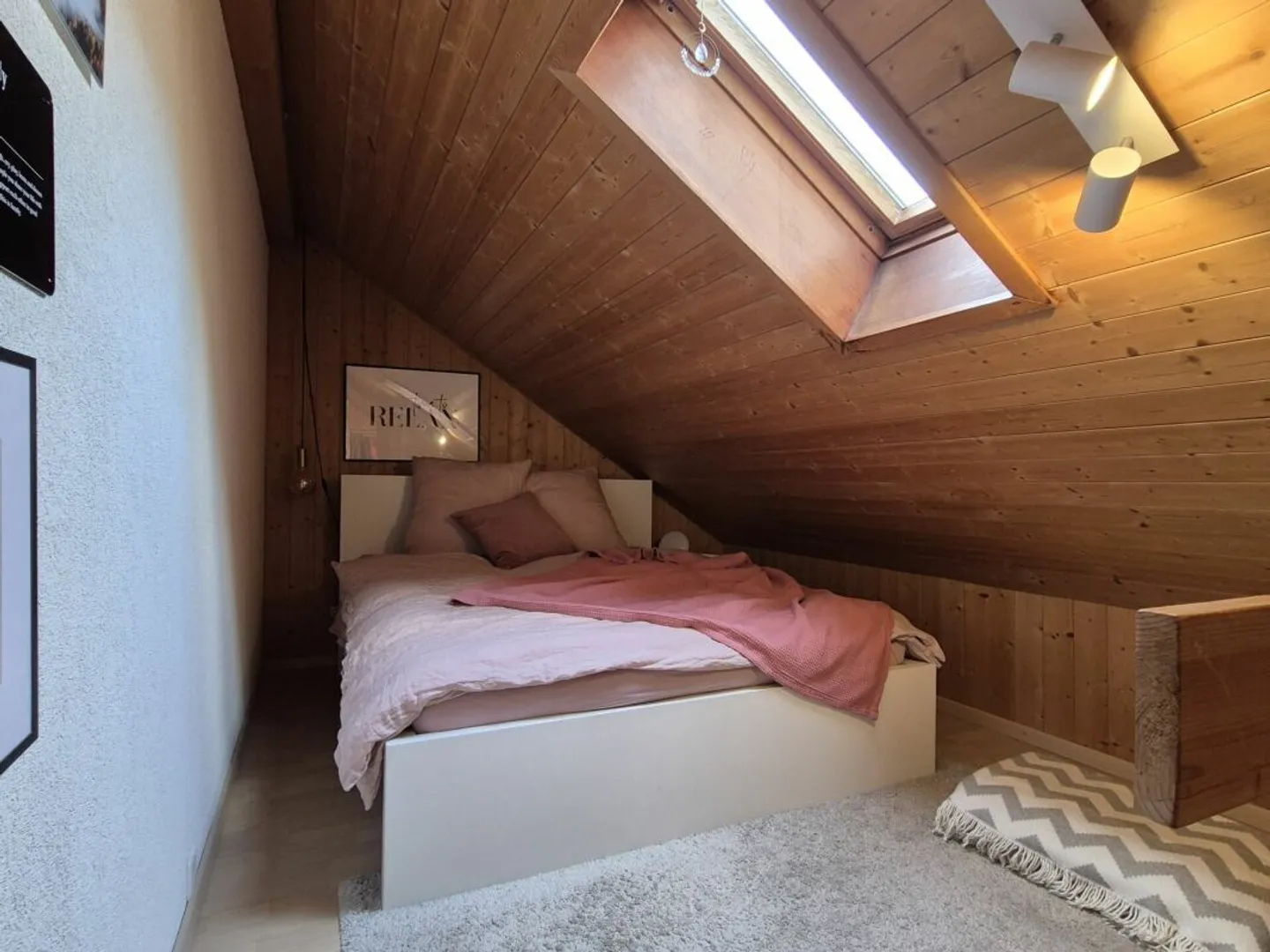 Idyllic 2.5-room apartment with charming wooden flair - Photo 4 of 8