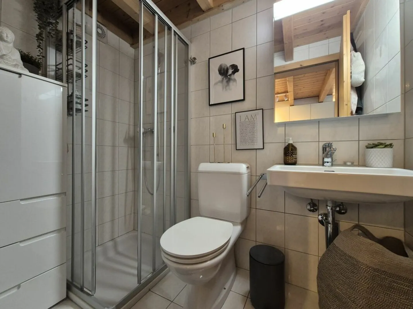 Idyllic 2.5-room apartment with charming wooden flair - Photo 6 of 8