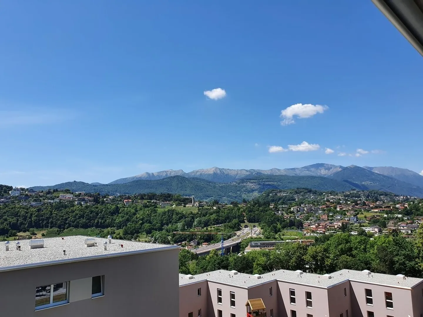 Wir vermieten eine helle 2,5-Zimmer-Wohnung, die im Grünen im Herzen von Pazzallo liegt - Foto 6 von 6