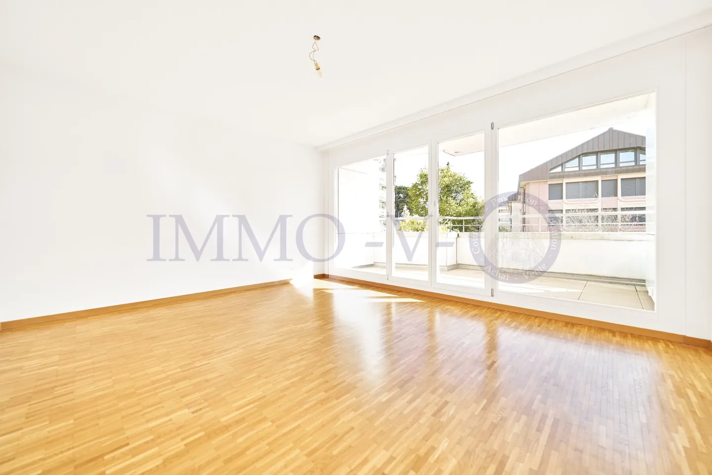 MONTCHOISI - GERÄUMIG (191m2) MIT ZWEI BALKONEN UND IDEALER LAGE - Foto 7 von 12