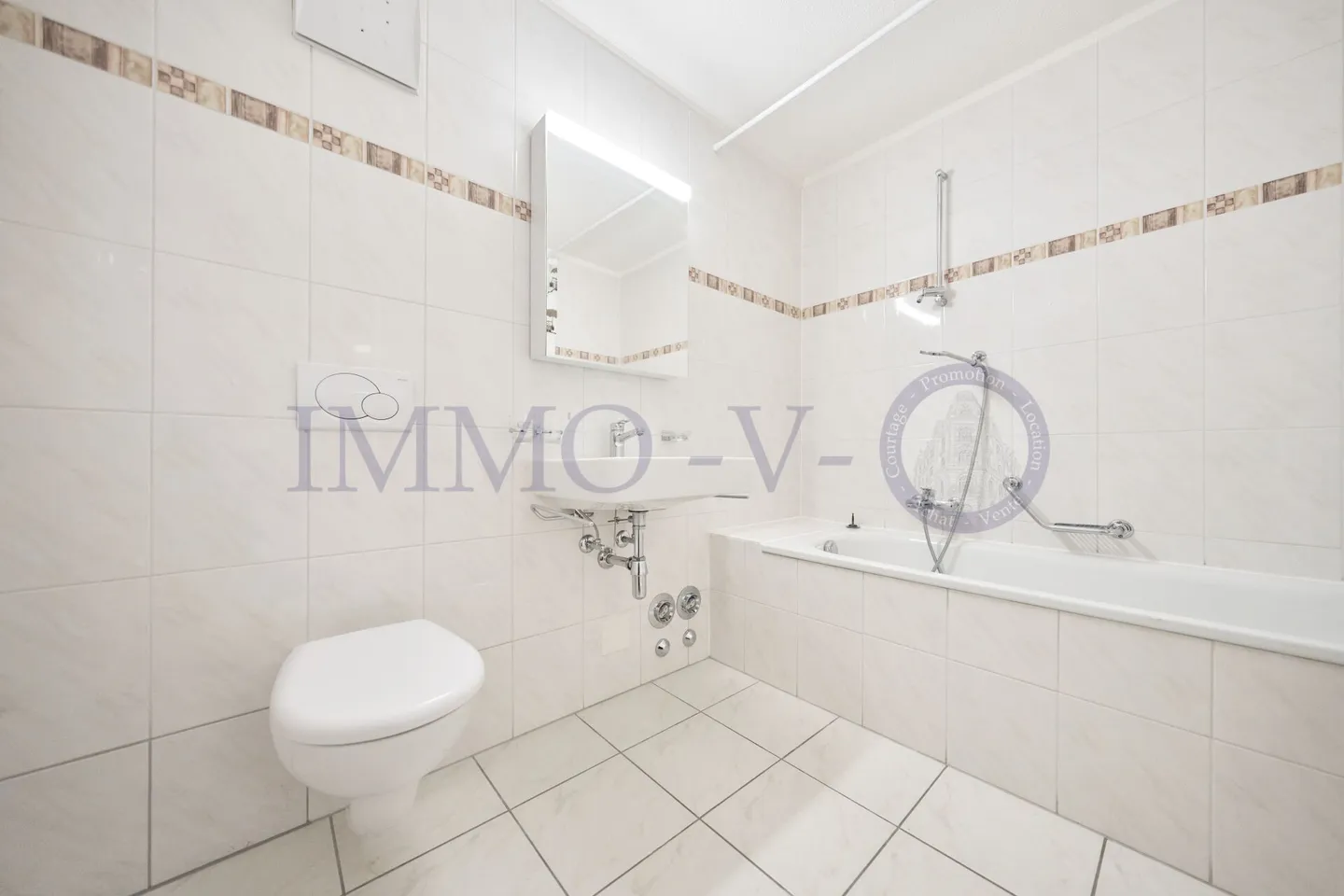 MONTCHOISI - GERÄUMIG (191m2) MIT ZWEI BALKONEN UND IDEALER LAGE - Foto 12 von 12