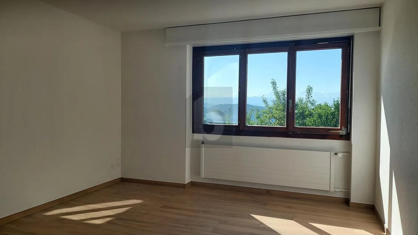 SPACIOUS WITH IDYLLIC GARDEN - Photo 4 of 6