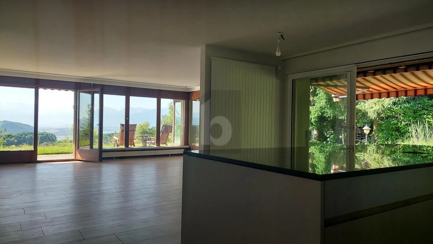 SPACIOUS WITH IDYLLIC GARDEN - Photo 2 of 6