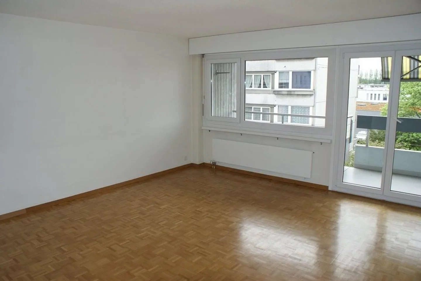 At the foot of the Bözingen Mountain - modern and centrally located - Photo 2 of 6