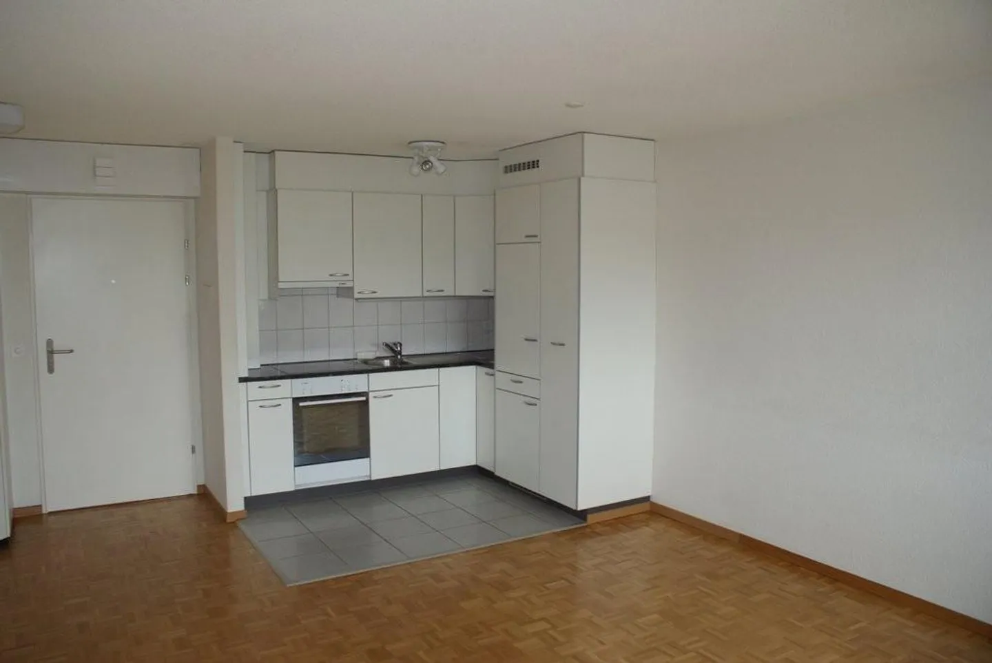 At the foot of the Bözingen Mountain - modern and centrally located - Photo 3 of 6