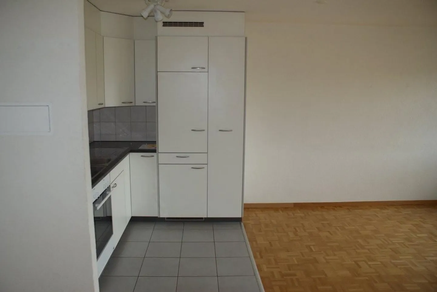 At the foot of the Bözingen Mountain - modern and centrally located - Photo 4 of 6