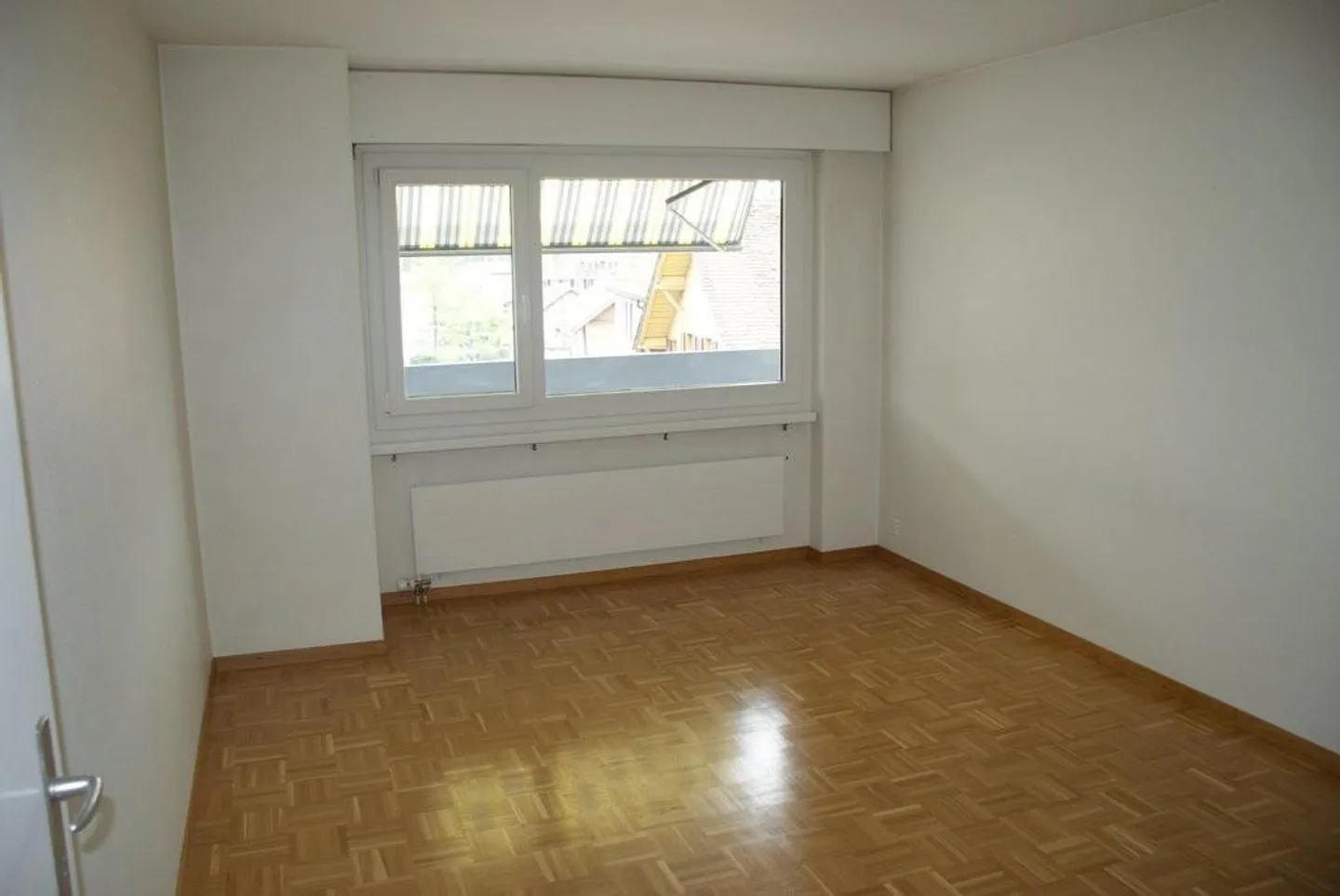 At the foot of the Bözingen Mountain - modern and centrally located - Photo 5 of 6