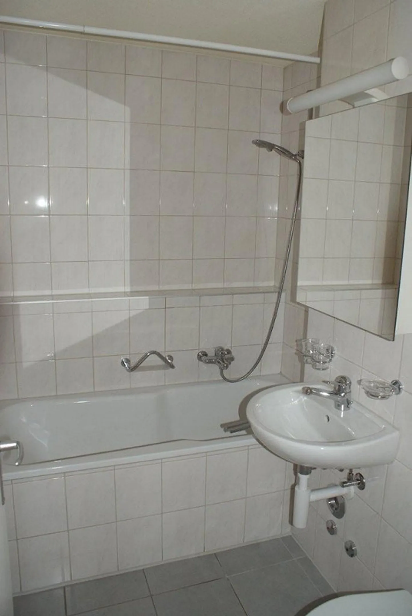 At the foot of the Bözingen Mountain - modern and centrally located - Photo 6 of 6