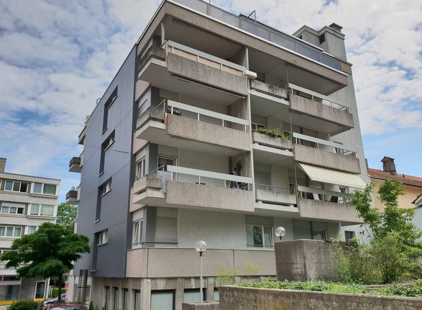 At the foot of the Bözingen Mountain - modern and centrally located - Photo 1 of 6