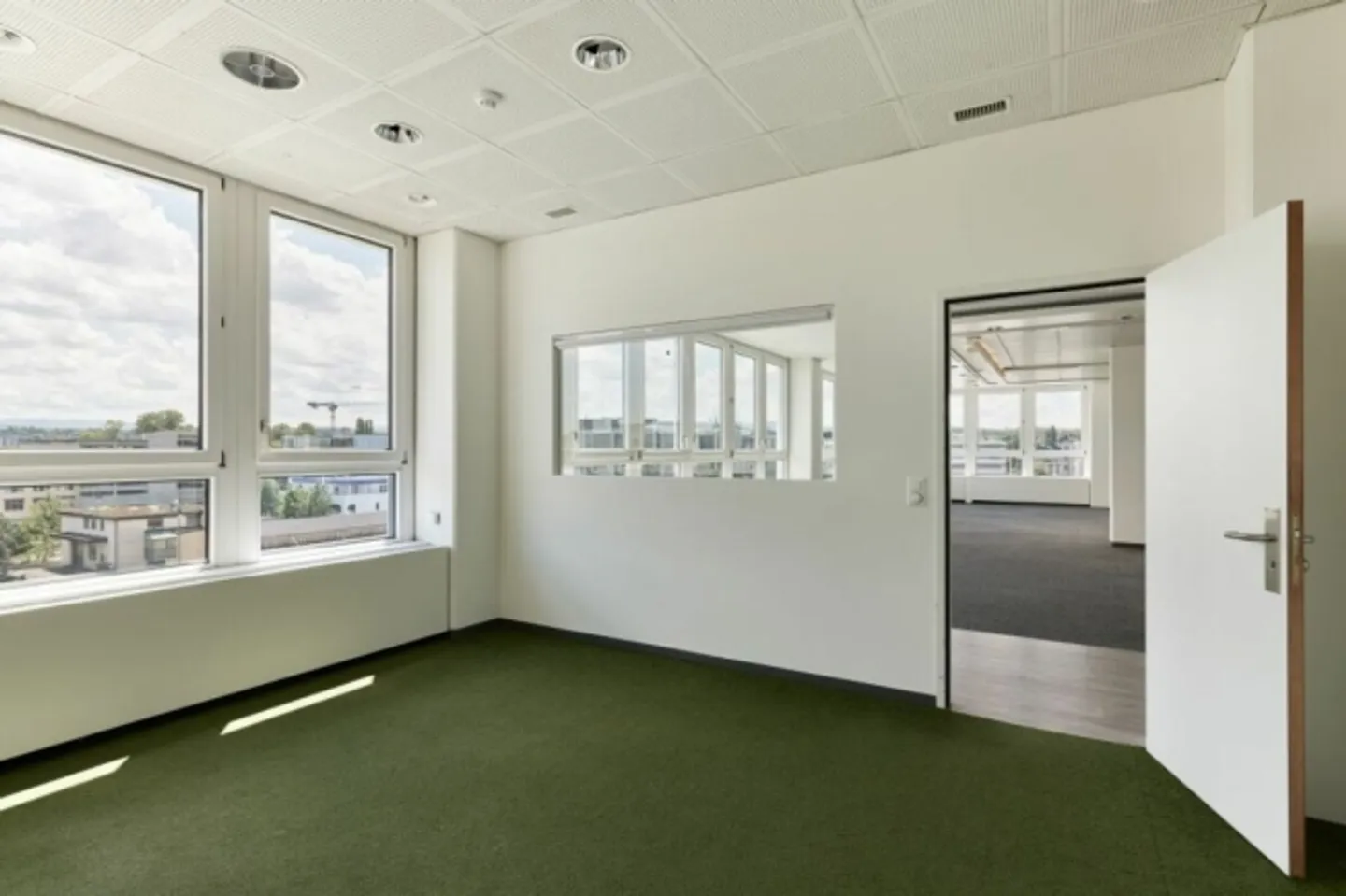 Air-conditioned office with goods lift, parking spaces and delivery ramp! - Photo 4 of 11