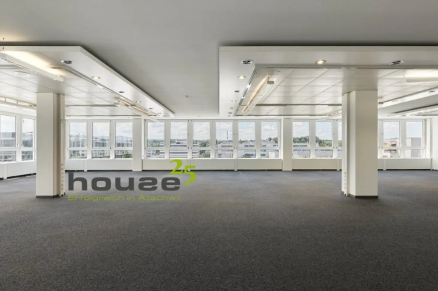 Air-conditioned office with goods lift, parking spaces and delivery ramp! - Photo 5 of 11