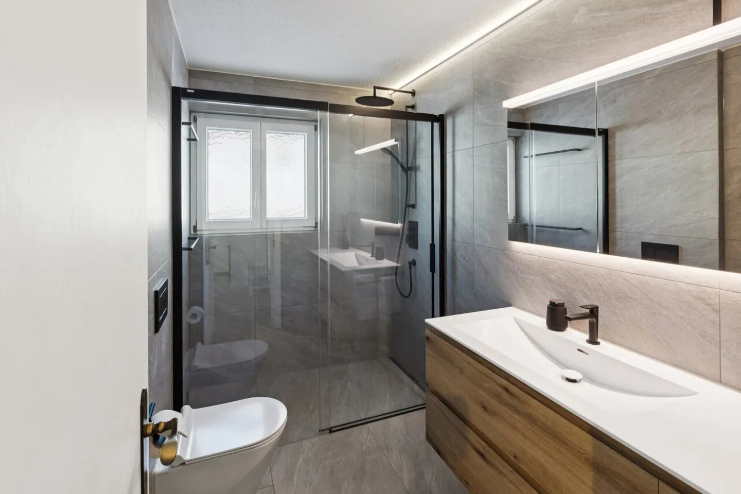 Charming, renovated apartment with a lot of character - Photo 4 of 6