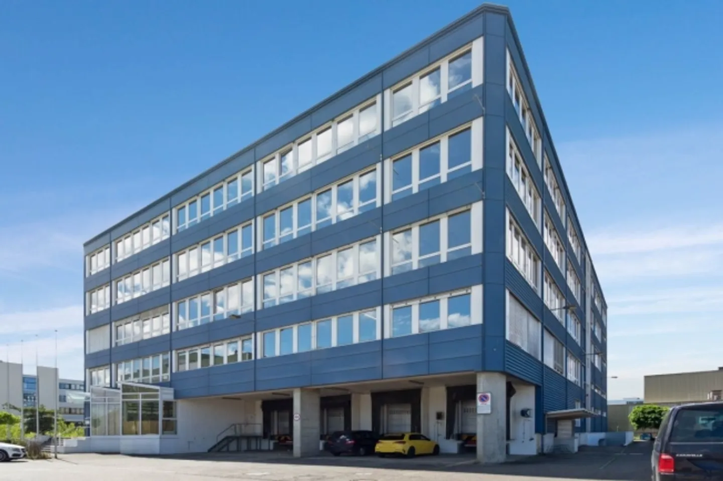 Air-conditioned office with goods lift, parking spaces and delivery ramp! - Photo 7 of 11