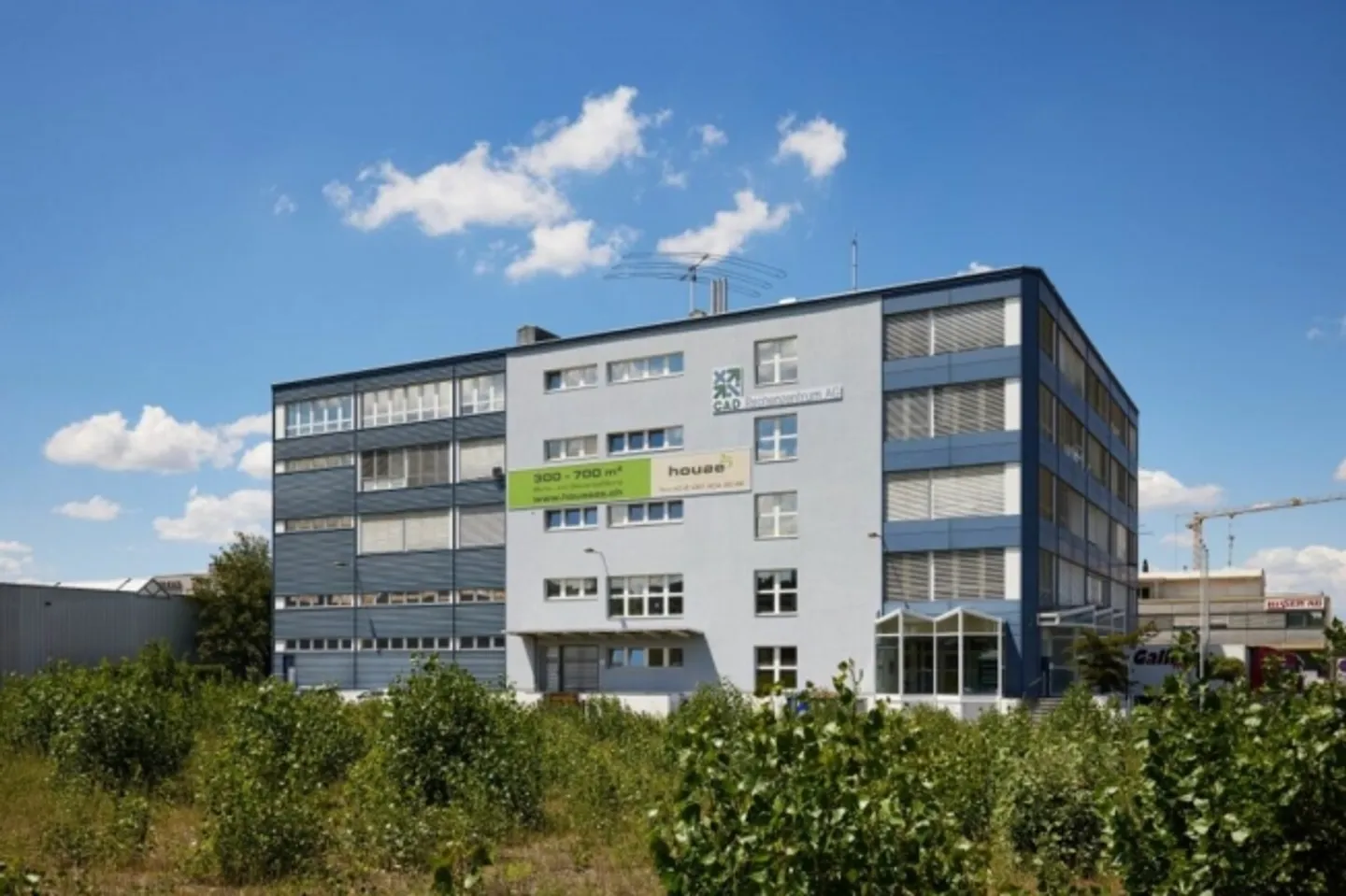 Air-conditioned office with goods lift, parking spaces and delivery ramp! - Photo 10 of 11