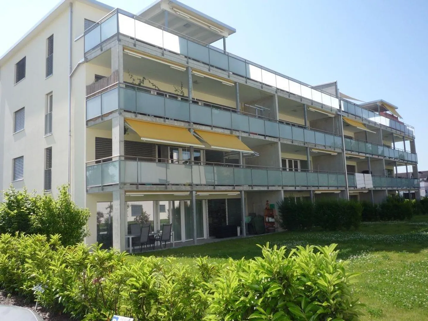 Bright, modern apartment in a central location - Photo 3 of 7