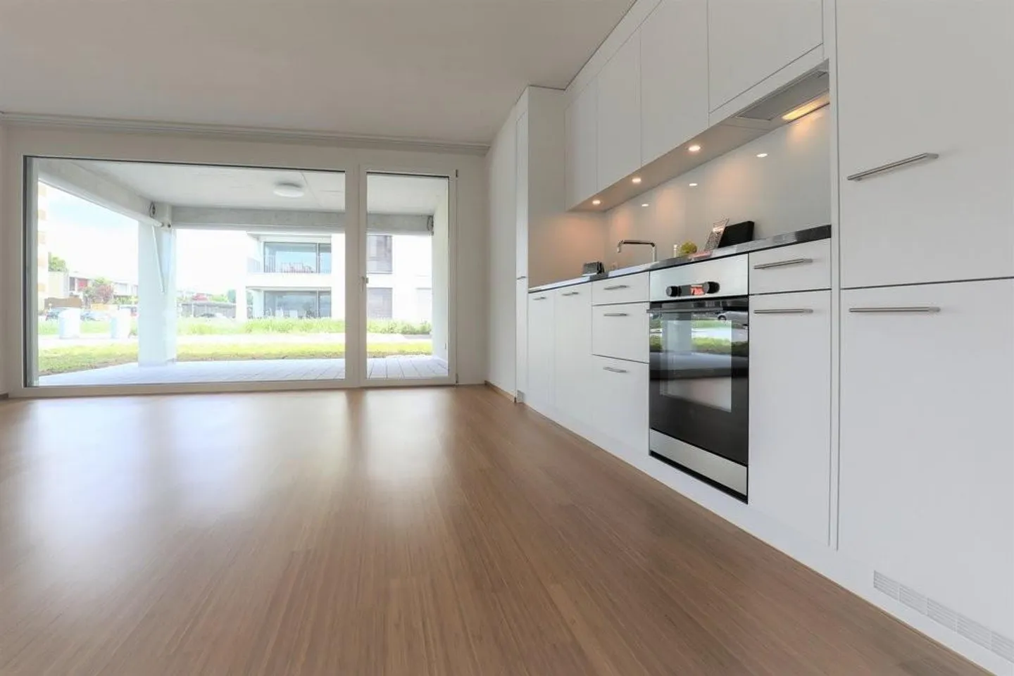 Modern Apartment with Garden - Photo 3 of 10
