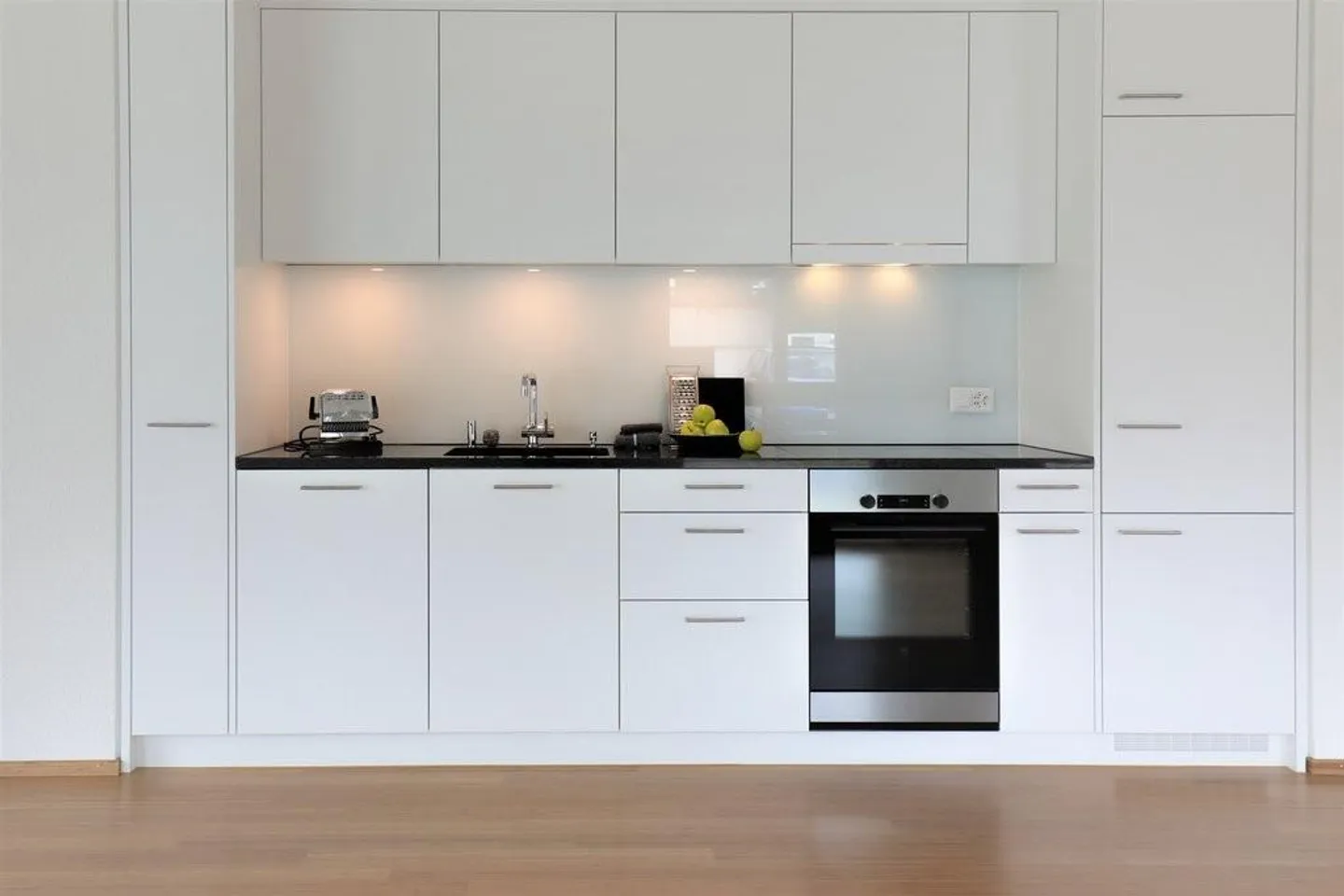Modern Apartment with Garden - Photo 4 of 10