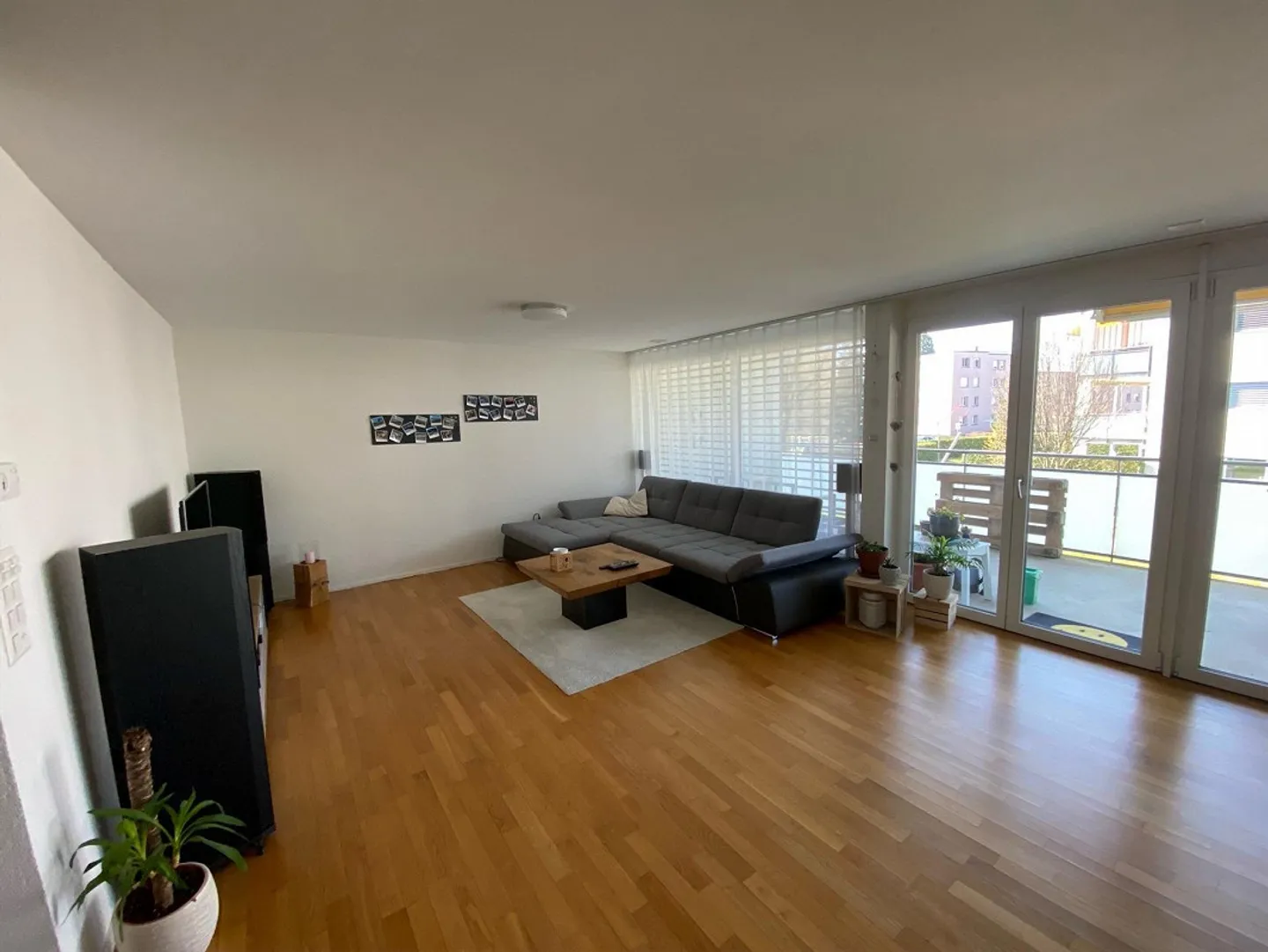 Bright, modern apartment in a central location - Photo 2 of 7