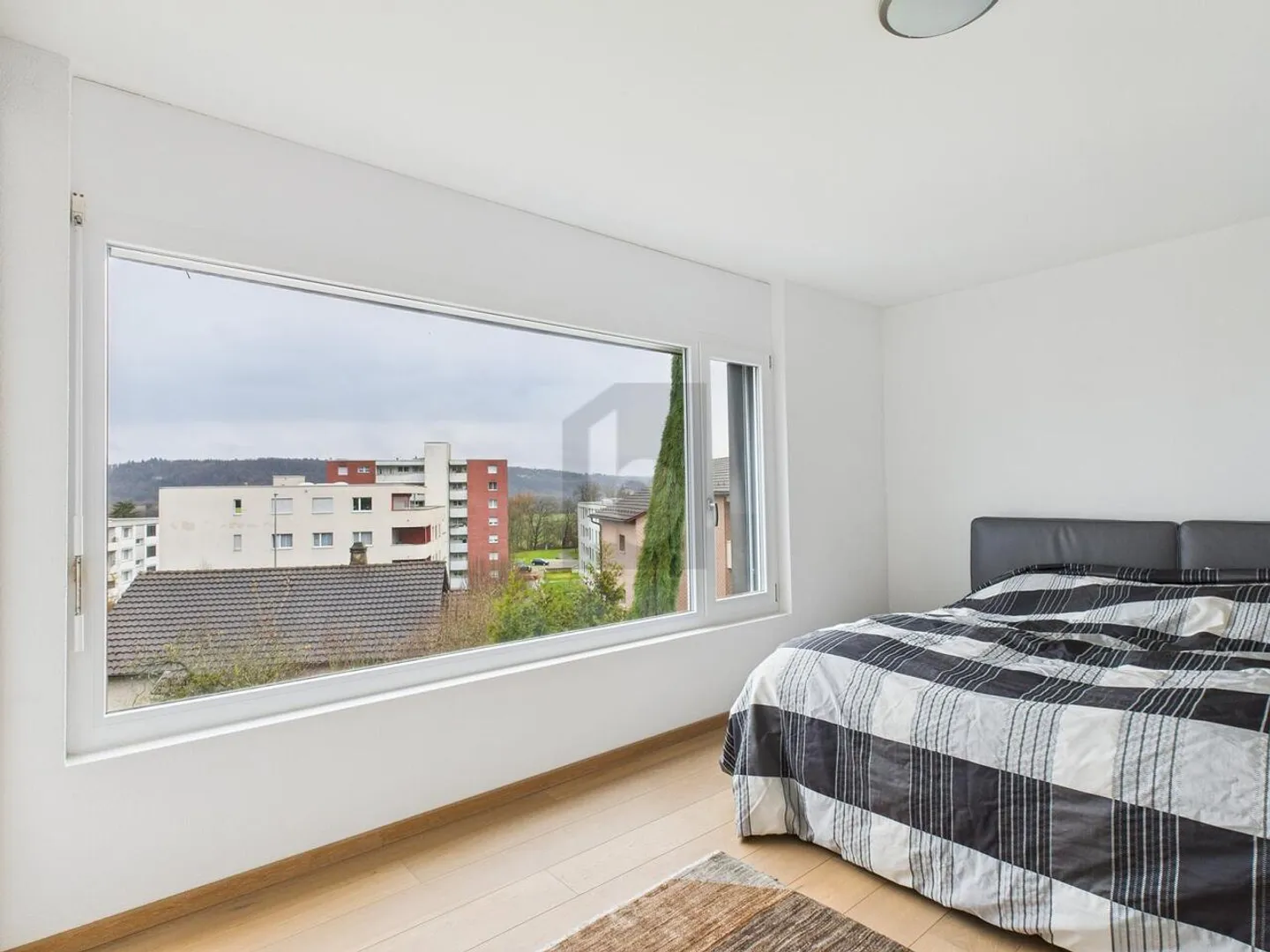 MODERN MIT PANORAMAFENSTERN - Foto 5 von 6