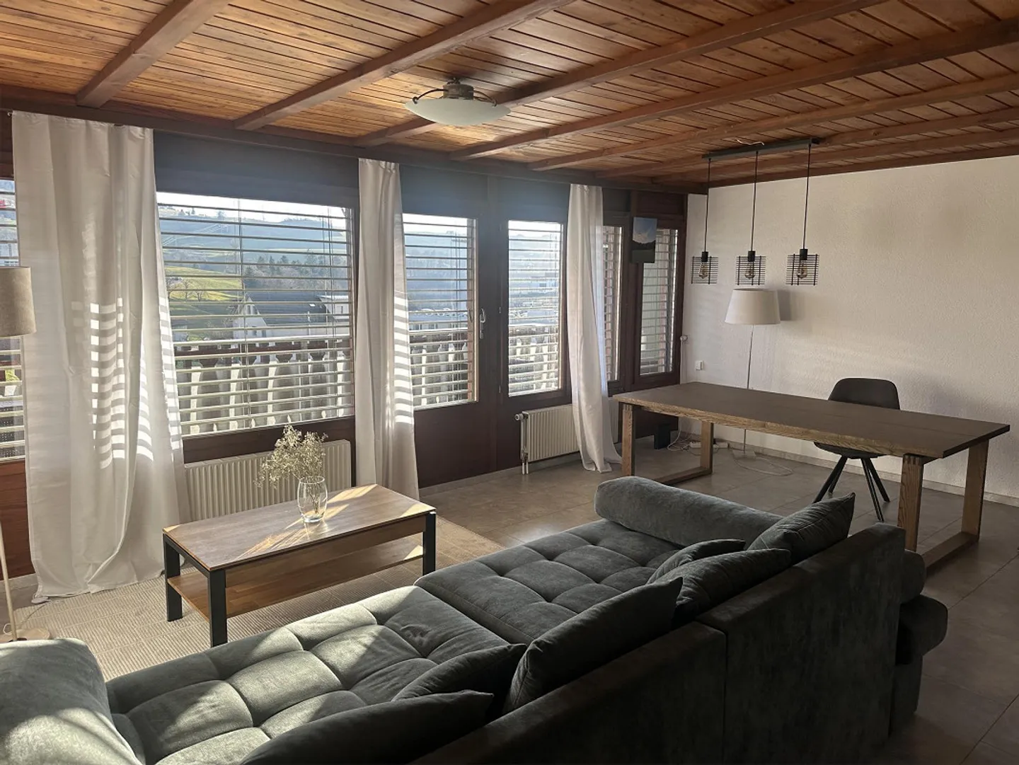 Appartamento luminoso di 4,5 stanze con grande balcone e vista libera sulle montagne - Foto 1 di 27