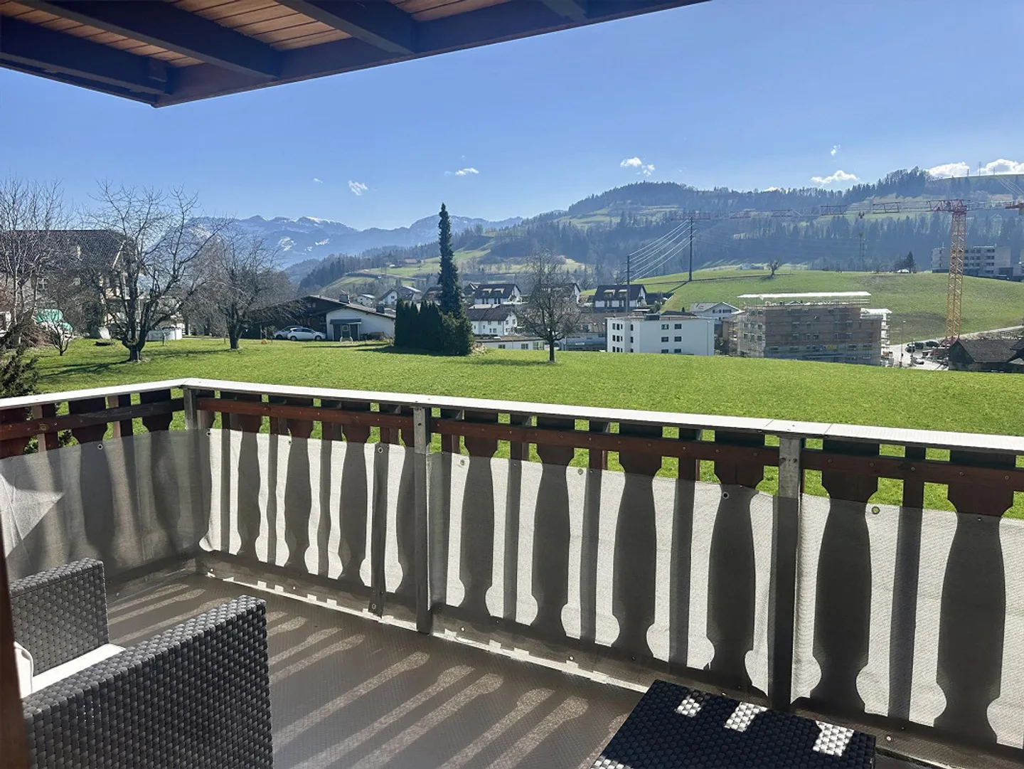Appartamento luminoso di 4,5 stanze con grande balcone e vista libera sulle montagne - Foto 2 di 27