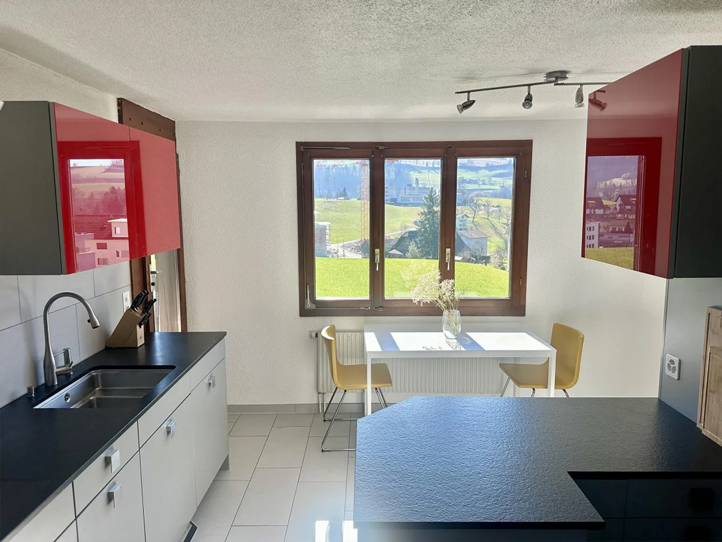 Appartamento luminoso di 4,5 stanze con grande balcone e vista libera sulle montagne - Foto 3 di 27