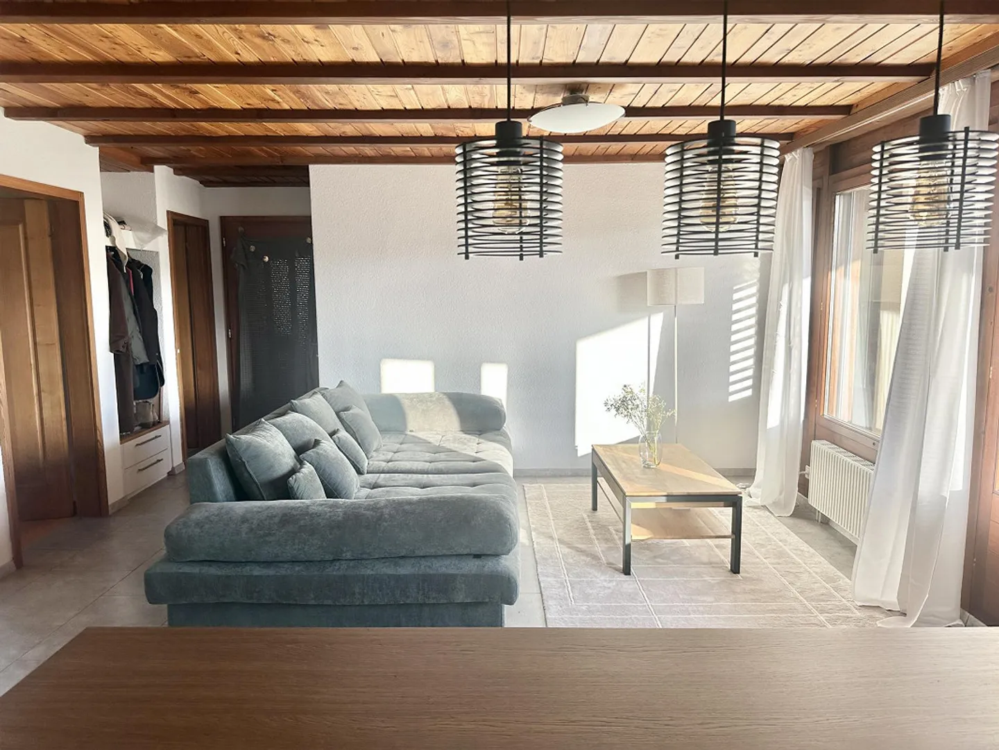 Appartamento luminoso di 4,5 stanze con grande balcone e vista libera sulle montagne - Foto 4 di 27